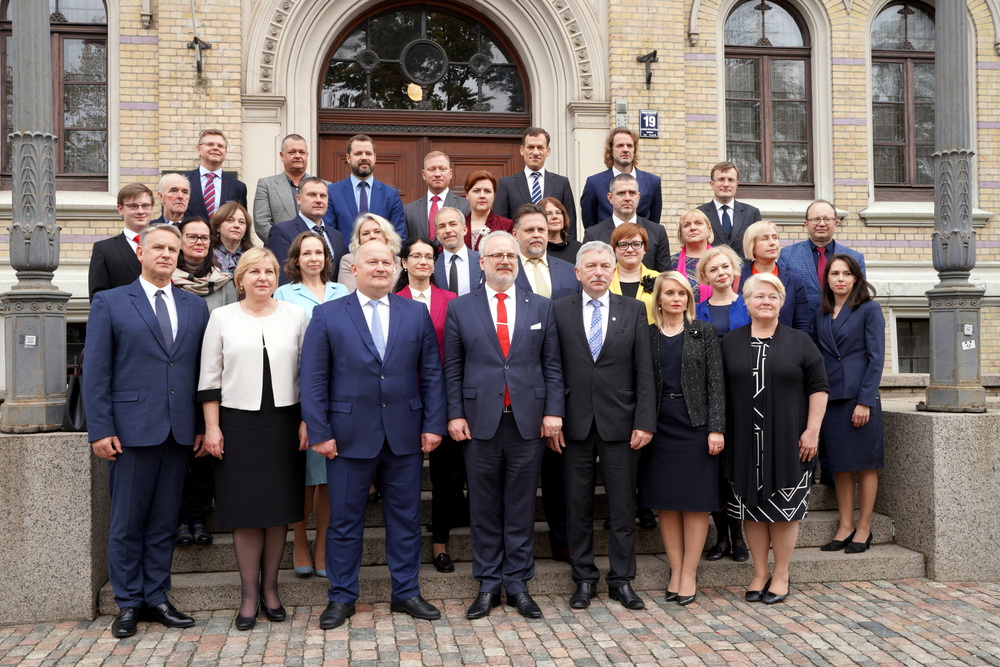 Atvērta grāmata par sabiedriskā viedokļa un mediju ietekmi uz taisnīgu tiesu