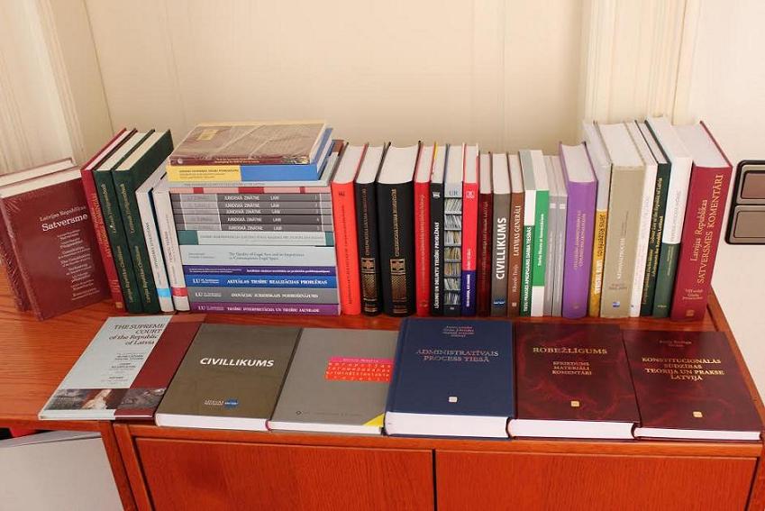 Divdesmit septiņas  „Latvijas Vēstneša” grāmatas aizceļo uz Hāgu