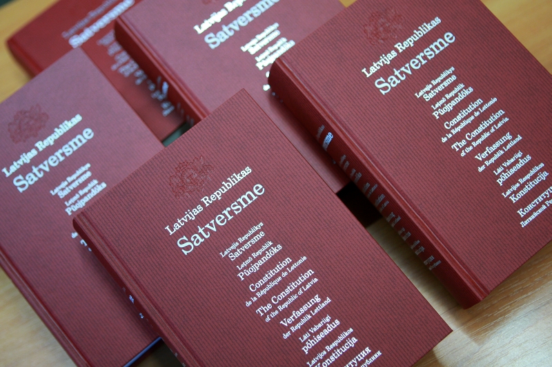 LR Satversme un tulkojumi astoņās valodās. Klajā nāk jubilejai veltīts izdevums