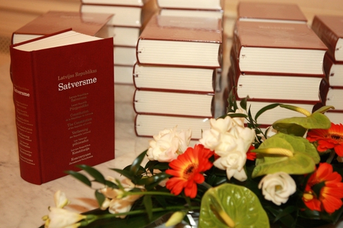 Jaunums grāmatu e-veikalā: "LR Satversme" un "Satversmes iztulkošana"