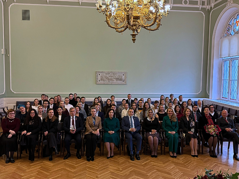 "Jurista Vārds" rīkotā ikgadējā studentu pētniecisko darbu pasniegšanas dalībnieki un žūrijas locekli Latvijas Universitātes Juridiskās fakultātes Mazajā aulā.