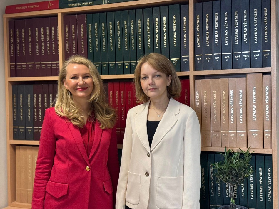 Latvijas Republikas tieslietu ministre Inese Lībiņa-Egnere ar VSIA "Latvijas Vēstnesis" Valdes locekli Ievu Viļumu. 