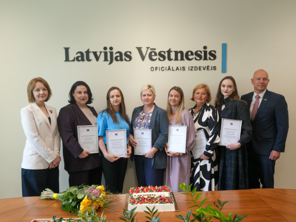 “Likumi.lv” pārstāves ar saņemtajiem pateicības rakstiem kopā ar Tieslietu ministrijas parlamentāro sekretāru Viesturu Vitovski un VSIA “Latvijas Vēstnesis” valdes locekli Ievu Viļumu.