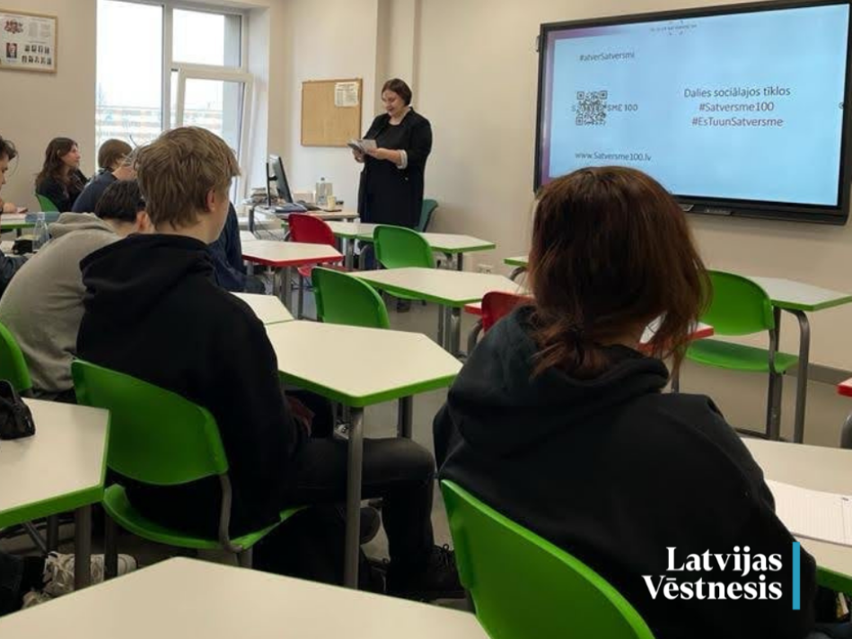 "Latvijas Vēstneša" darbinieki – Satversmes vēstneši trīs skolās