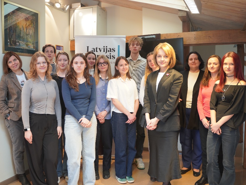 Oficiālā izdevēja "Latvijas Vēstnesis" darbinieki ar to ēnām Ēnu dienā. 